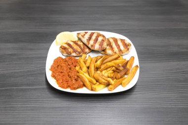 Yeni hazırlanmış yemek / yemek bir restoranda servis edilecek.