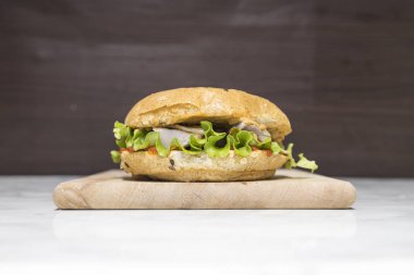 Yeni hazırlanmış yemek / yemek bir restoranda servis edilecek.