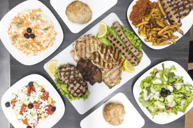 Yeni hazırlanmış yemek / yemek bir restoranda servis edilecek.