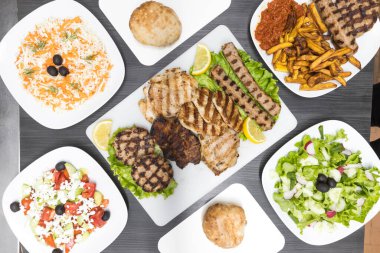 Yeni hazırlanmış yemek / yemek bir restoranda servis edilecek.