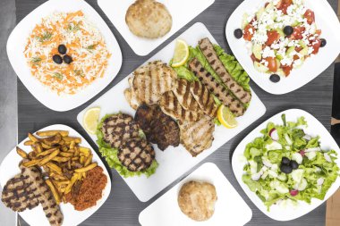 Yeni hazırlanmış yemek / yemek bir restoranda servis edilecek.