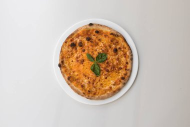 Yeni hazırlanmış yemek / yemek bir restoranda servis edilecek.