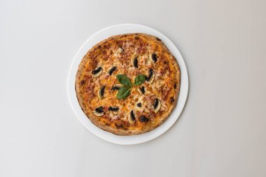 Yeni hazırlanmış yemek / yemek bir restoranda servis edilecek.