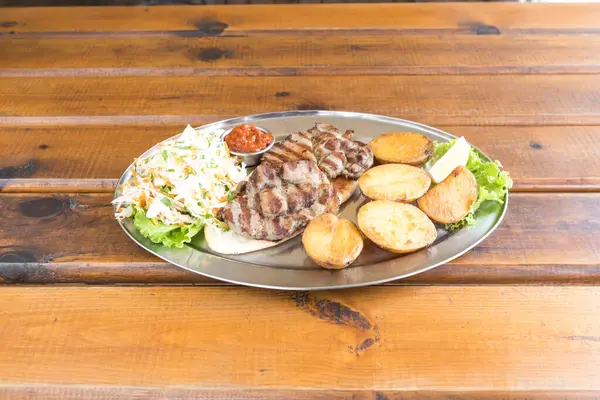 Yeni hazırlanmış yemek / yemek bir restoranda servis edilecek.