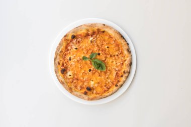 Yeni hazırlanmış yemek / yemek bir restoranda servis edilecek.