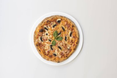 Yeni hazırlanmış yemek / yemek bir restoranda servis edilecek.