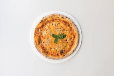 Yeni hazırlanmış yemek / yemek bir restoranda servis edilecek.