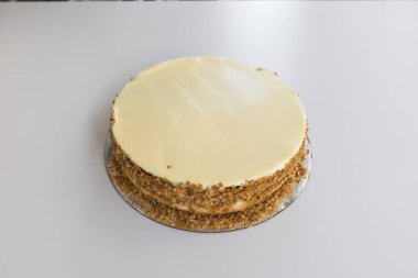 Yeni hazırlanmış yemek / yemek bir restoranda servis edilecek.