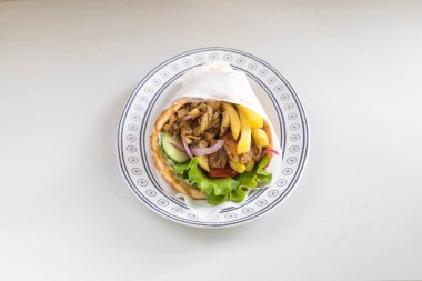 Yeni hazırlanmış yemek / yemek bir restoranda servis edilecek.