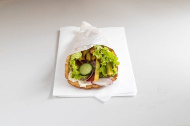 Yeni hazırlanmış yemek / yemek bir restoranda servis edilecek.