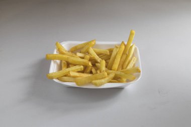 Yeni hazırlanmış yemek / yemek bir restoranda servis edilecek.