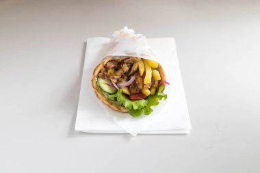 Yeni hazırlanmış yemek / yemek bir restoranda servis edilecek.