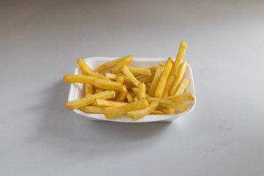Yeni hazırlanmış yemek / yemek bir restoranda servis edilecek.