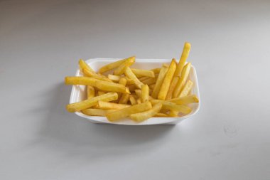 Yeni hazırlanmış yemek / yemek bir restoranda servis edilecek.