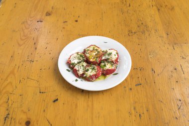 Yeni hazırlanmış yemek / yemek bir restoranda servis edilecek.