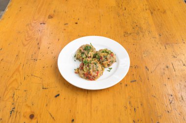 Yeni hazırlanmış yemek / yemek bir restoranda servis edilecek.