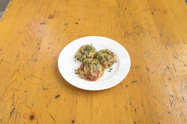 Yeni hazırlanmış yemek / yemek bir restoranda servis edilecek.