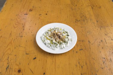 Yeni hazırlanmış yemek / yemek bir restoranda servis edilecek.