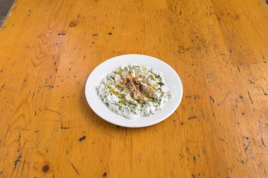 Yeni hazırlanmış yemek / yemek bir restoranda servis edilecek.