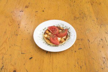 Yeni hazırlanmış yemek / yemek bir restoranda servis edilecek.