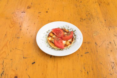 Yeni hazırlanmış yemek / yemek bir restoranda servis edilecek.