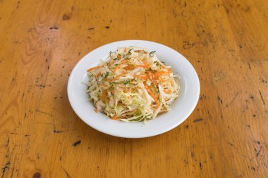 Yeni hazırlanmış yemek / yemek bir restoranda servis edilecek.