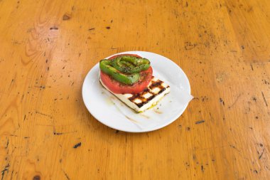 Yeni hazırlanmış yemek / yemek bir restoranda servis edilecek.