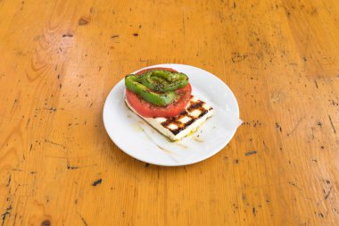 Yeni hazırlanmış yemek / yemek bir restoranda servis edilecek.