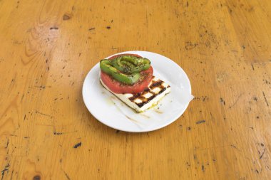 Yeni hazırlanmış yemek / yemek bir restoranda servis edilecek.