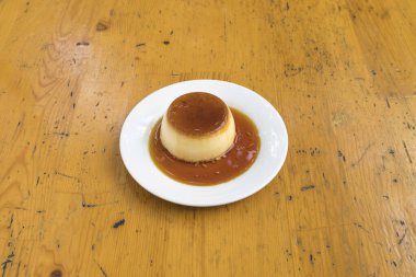 Yeni hazırlanmış yemek / yemek bir restoranda servis edilecek.