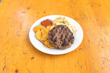 Yeni hazırlanmış yemek / yemek bir restoranda servis edilecek.