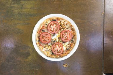 Yeni hazırlanmış yemek / yemek bir restoranda servis edilecek.