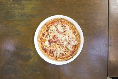 Yeni hazırlanmış yemek / yemek bir restoranda servis edilecek.