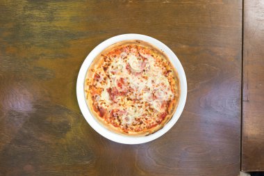 Yeni hazırlanmış yemek / yemek bir restoranda servis edilecek.