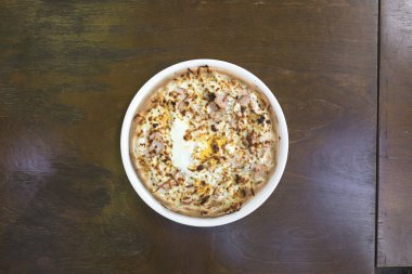 Yeni hazırlanmış yemek / yemek bir restoranda servis edilecek.