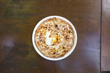 Yeni hazırlanmış yemek / yemek bir restoranda servis edilecek.