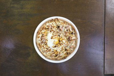 Yeni hazırlanmış yemek / yemek bir restoranda servis edilecek.