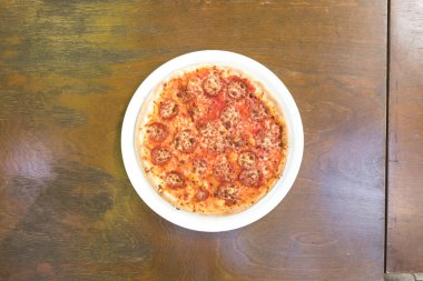 Yeni hazırlanmış yemek / yemek bir restoranda servis edilecek.