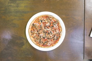 Yeni hazırlanmış yemek / yemek bir restoranda servis edilecek.