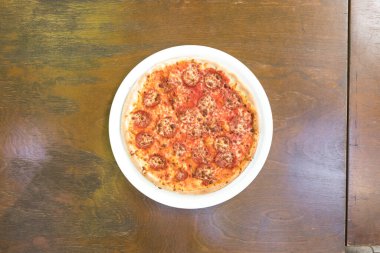 Yeni hazırlanmış yemek / yemek bir restoranda servis edilecek.