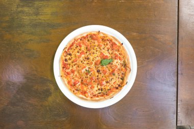 Yeni hazırlanmış yemek / yemek bir restoranda servis edilecek.