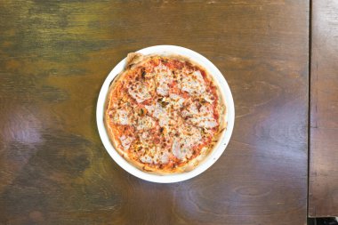 Yeni hazırlanmış yemek / yemek bir restoranda servis edilecek.