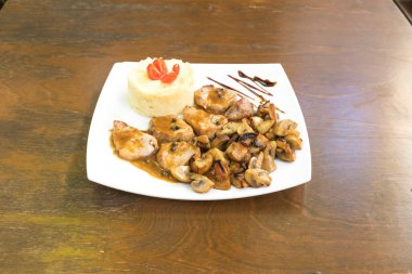 Yeni hazırlanmış yemek / yemek bir restoranda servis edilecek.