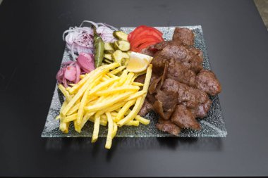 Yeni hazırlanmış yemek / yemek bir restoranda servis edilecek.