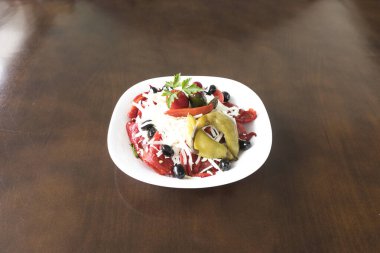 Yeni hazırlanmış yemek / yemek bir restoranda servis edilecek.