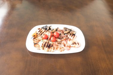 Yeni hazırlanmış yemek / yemek bir restoranda servis edilecek.