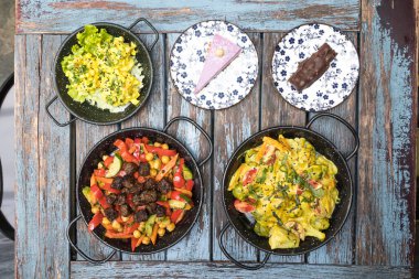 Yeni hazırlanmış yemek / yemek bir restoranda servis edilecek.