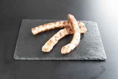 Yeni hazırlanmış yemek / yemek bir restoranda servis edilecek.