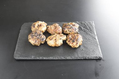 Yeni hazırlanmış yemek / yemek bir restoranda servis edilecek.