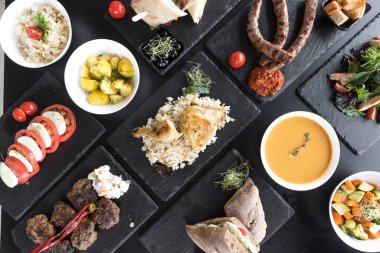 Yeni hazırlanmış yemek / yemek bir restoranda servis edilecek.